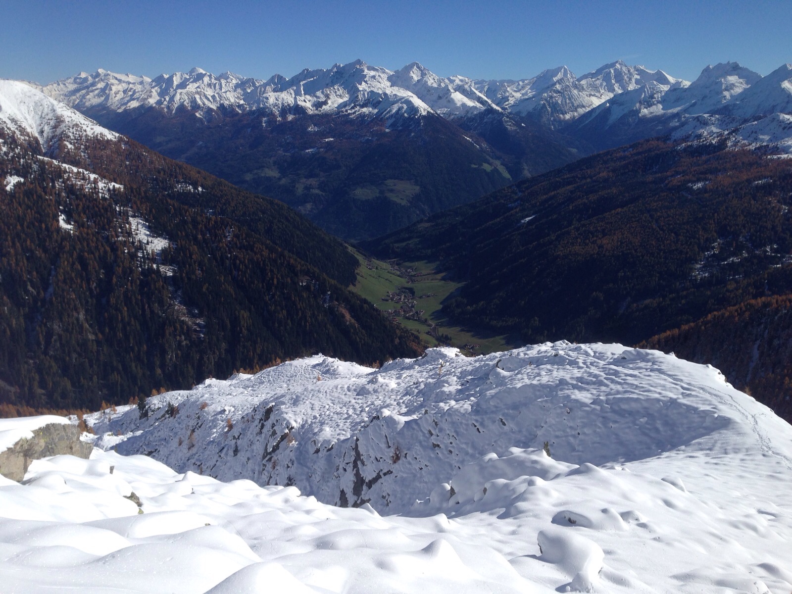 Aussicht auf Weißenbach aus verschneiten Höhen